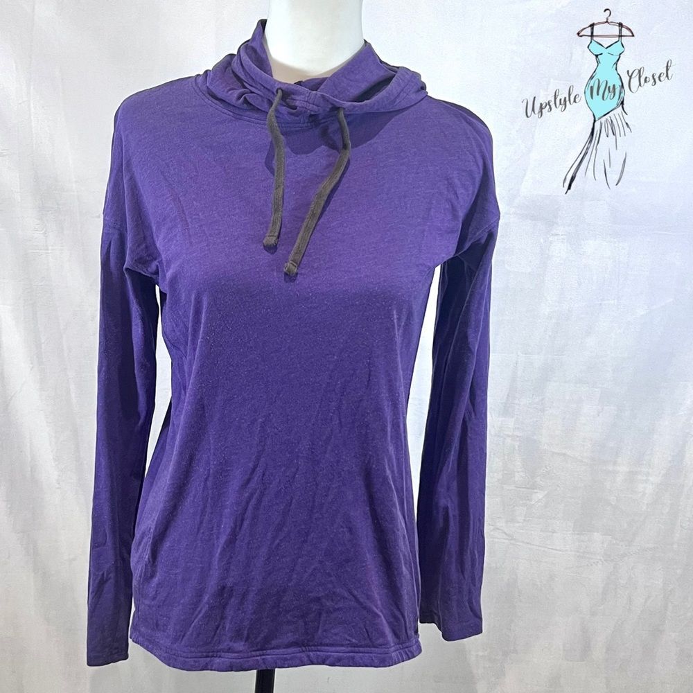 Under Armour long sleeve purple pullover hoodie top with pockets size small